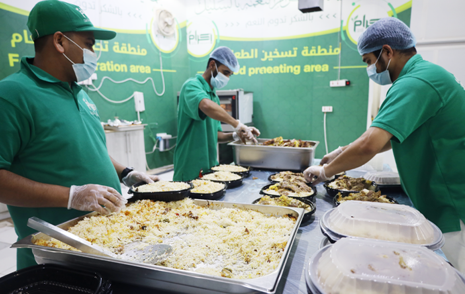 جمعية إكرام النعمة توزّع 56 وجبة عشاء من فائض المناسبات على المستفيدين