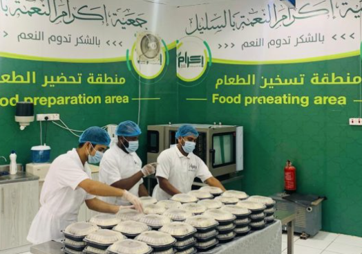 جمعية إكرام النعمة توزع 150 وجبة عشاء للمستفيدين